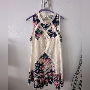 Boutique Beautiful Floral / Lace tunic top.